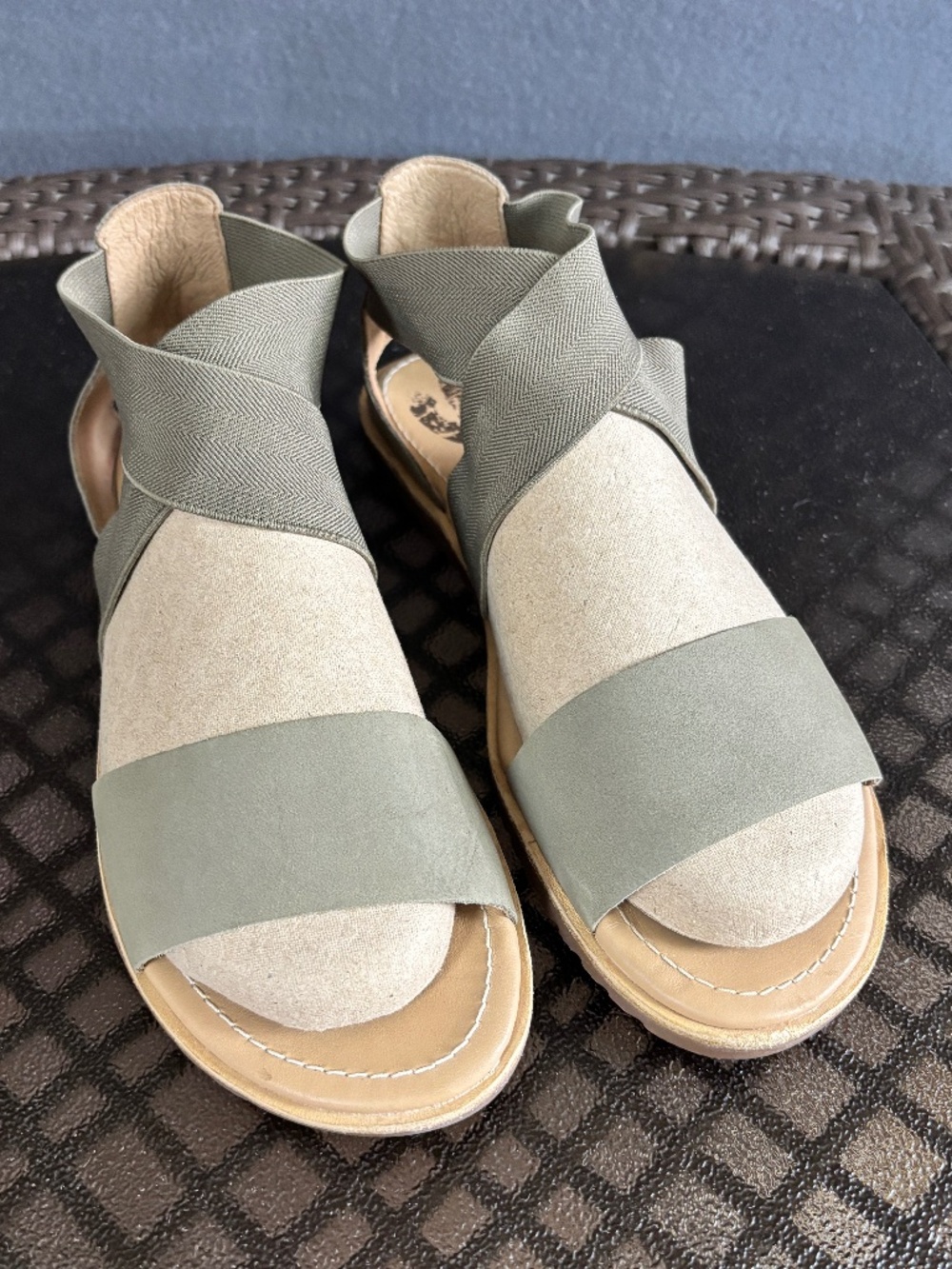 Sorel Ella ll Slip On Ankle Cross Strap Sandals Size 8